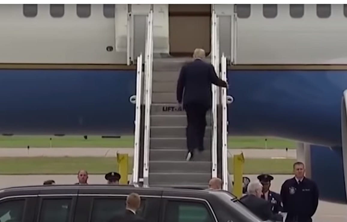 WC-papírnak látszó valamivel a talpán lépkedett fel Trump a repülőjére