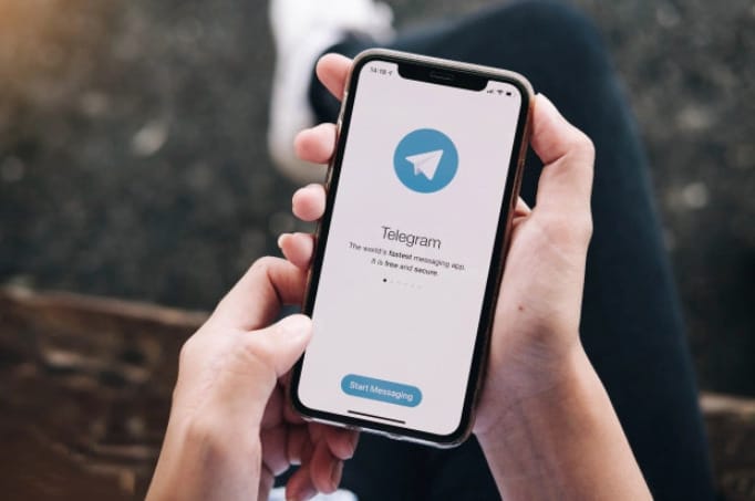 Mostantól egy kattintással lefordítja a teljes beszélgetést a Telegram, érdemes lehet letölteni