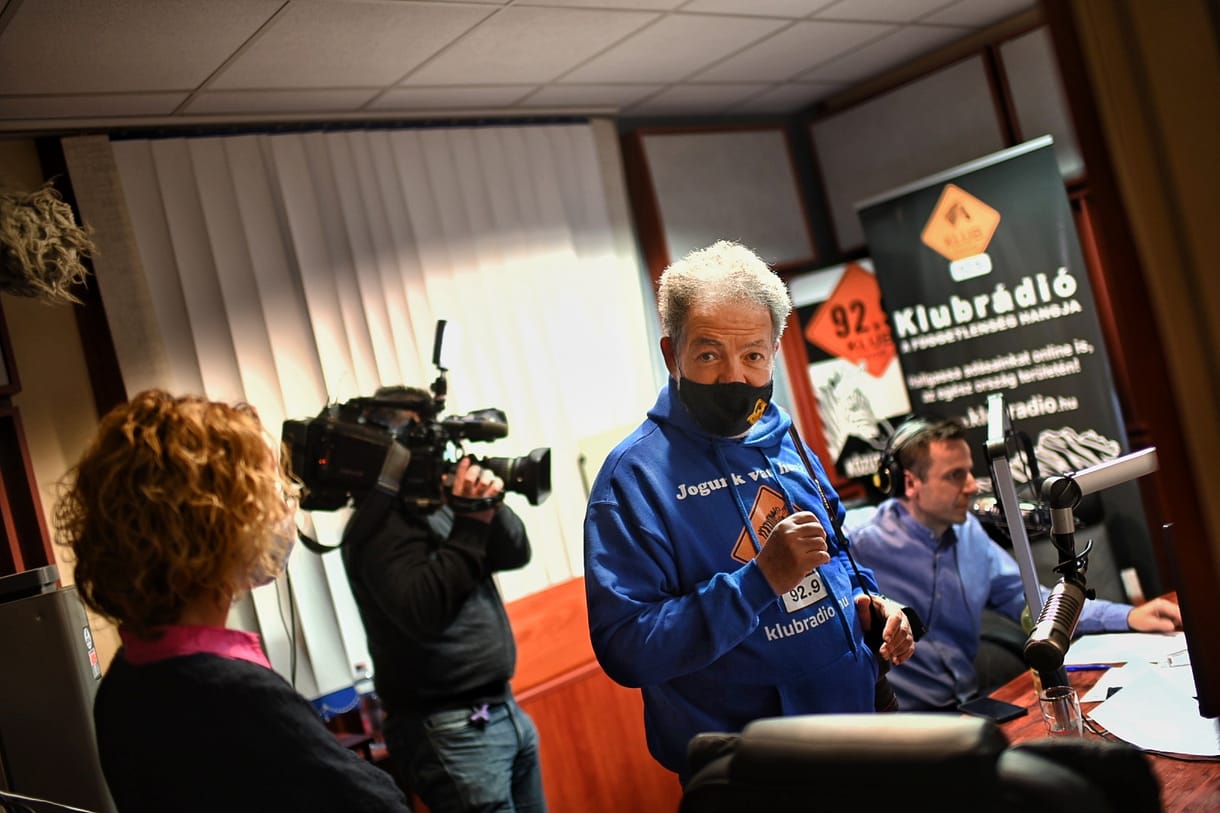 Várakozás feletti hallgatottság, rejtélyes kalózkodás – így indult neten a Klubrádió