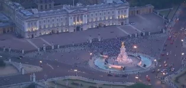 Kate fiút szült – hajnalig ünnepeltek az utcán Londonban