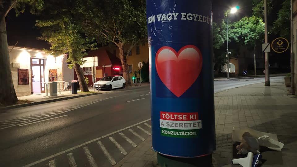 Ujjlenyomatot vett a rendőrség egy átragasztott kormányzati plakátról Pécsen