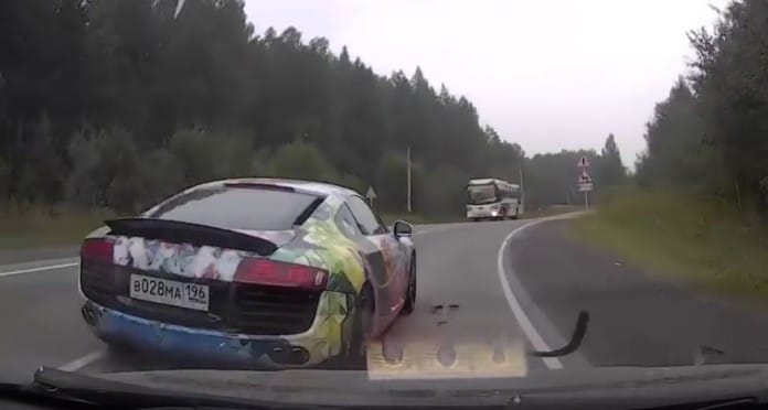 Szegény ladás csak pislogott, miután az Audi R8 lezúzta - videó