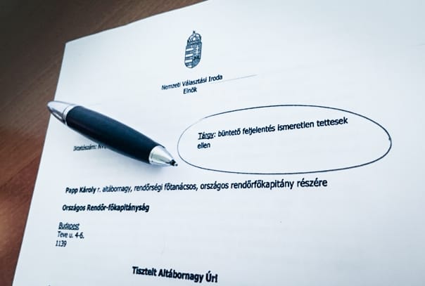 Itt a feljelentés: így hívják rá a zsarukat a kopaszokra