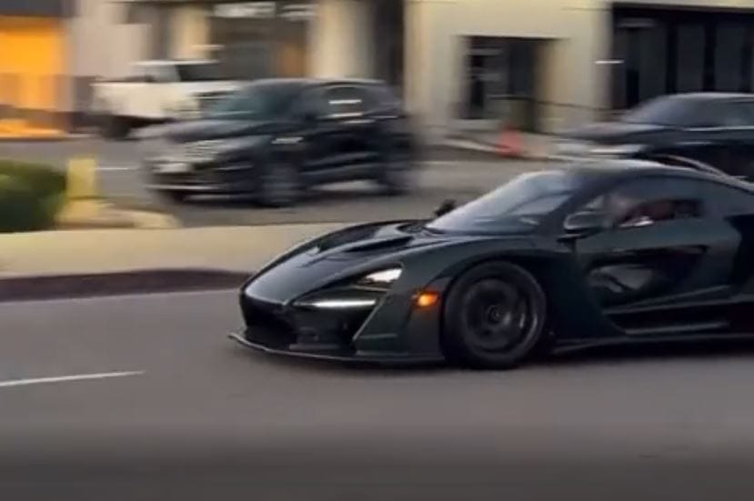 A bámészkodókat akarta lenyűgözni, a házfalat bontotta le egy McLaren Senna sofőrje – videó