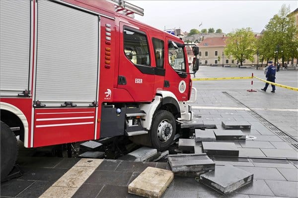 Így szakadt be a tűzoltóautó alatt az egri szökőkút – videó