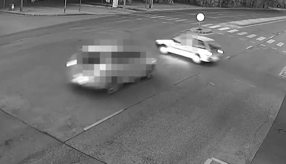 Balesetet okozott, majd továbbhajtott egy 82 éves sofőr Tatabányán – videóval