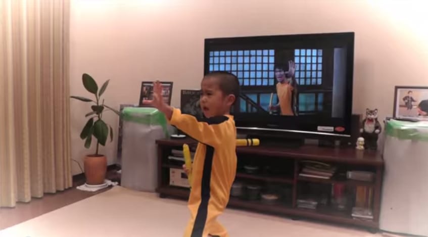 Ez az ötéves Bruce Lee-imitátor szedi szét az internetet – videó