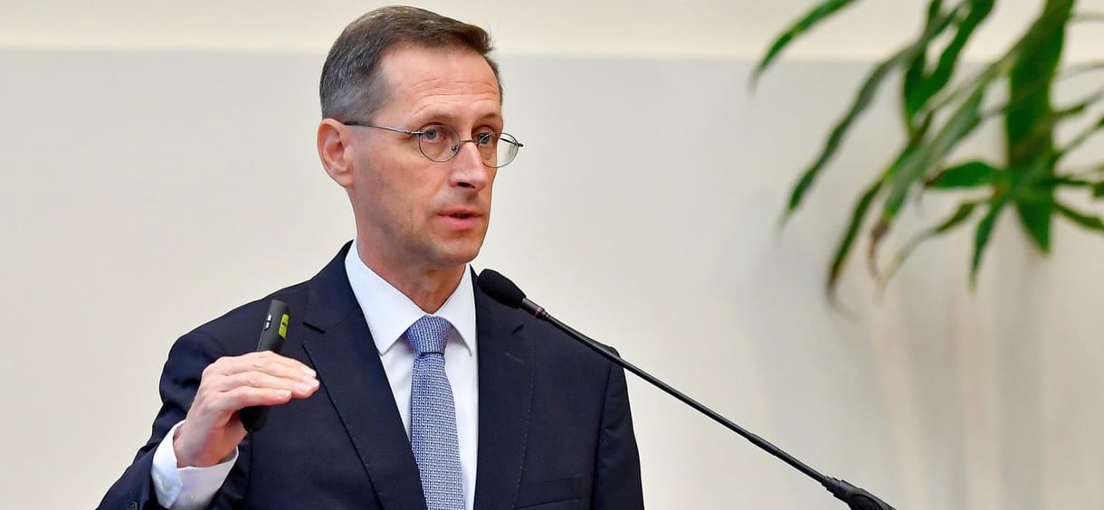 Varga Mihály hatalmas adócsökkentésről posztolt, hatalmas csúsztatásokkal