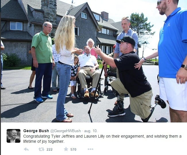 Fotó: Idősebb és ifjabb George Bush előtt kérte meg barátnője kezét egy veterán