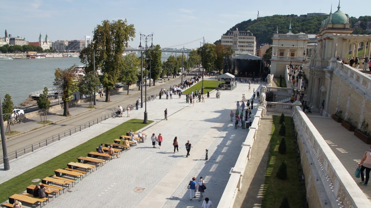A nyár végéig zárva lesz a Várkert Bazár előtti tér a hétvégéken