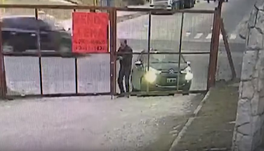 Mire kinyitotta a kaput az autós, már nem volt mivel beállni – videó