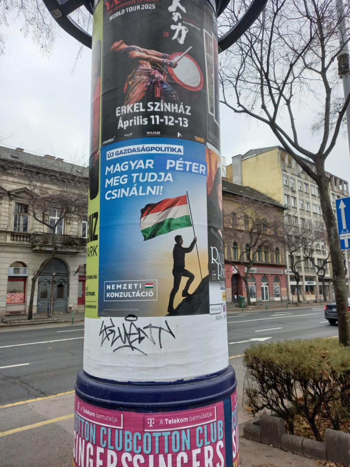 Magyar Péter meg tudja csinálni! – átragasztották a nemzeti konzultációs plakátot Budapesten – fotó