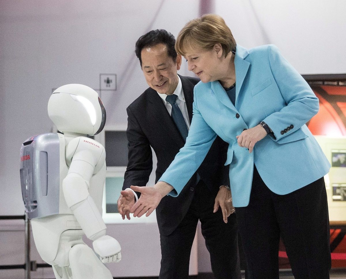 Fotó: Angela Merkel a Honda robotjával parolázik