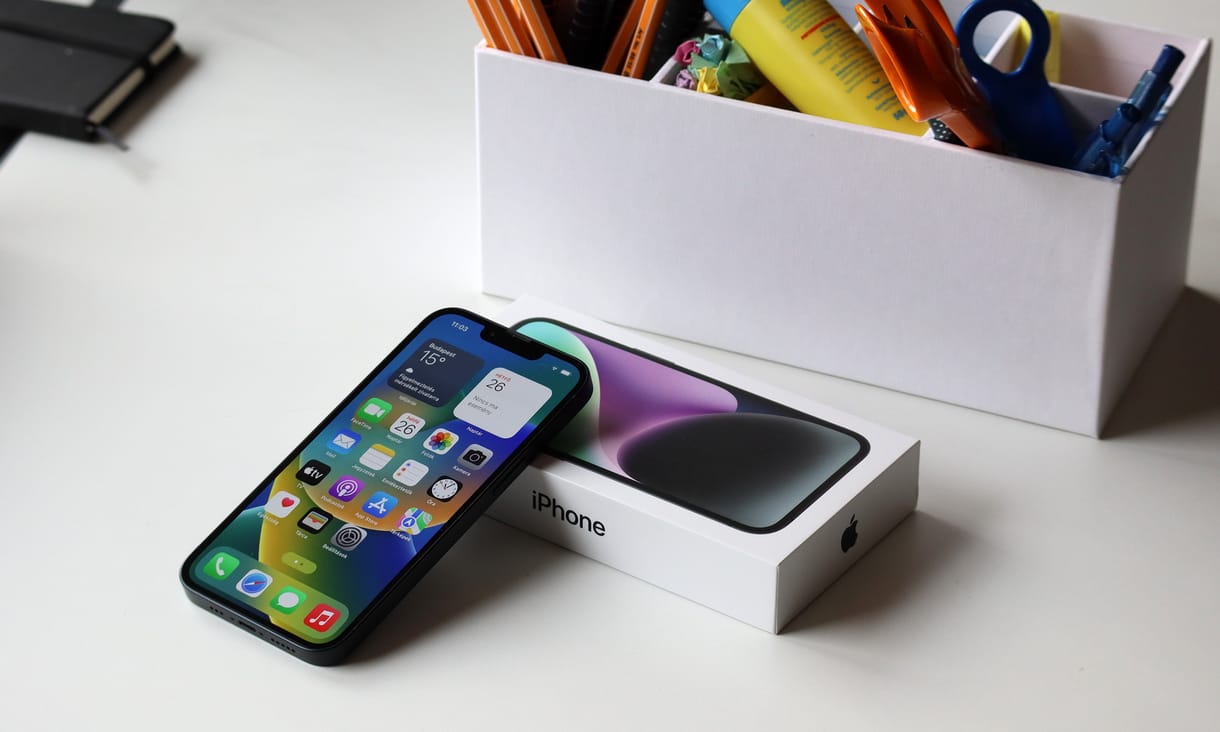Ez már az? Így nézhet ki az olcsó iPhone SE, amit az utolsó csavarig megújítanak (fotó, videó)