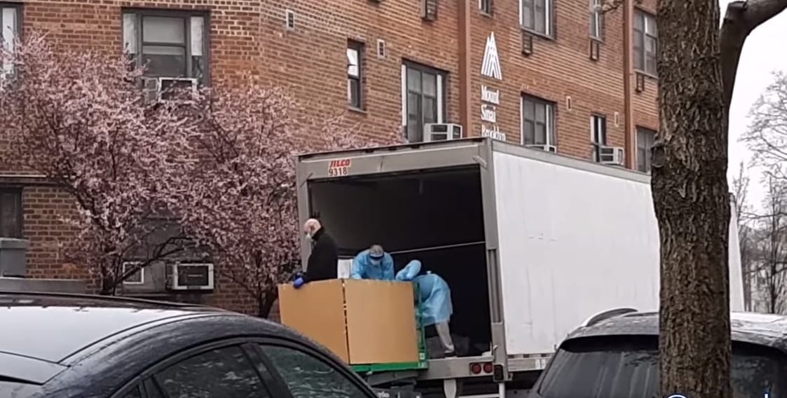 New Yorkban már annyi halott van, hogy hűtőkamionokban tárolják a holttesteket