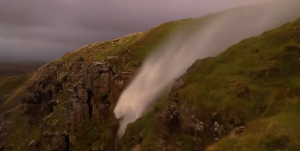 Ilyet még nem látott: megfordította a hurrikán a vízesést - videó