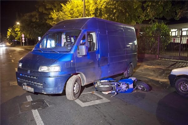 Fotó: ripityára tört a robogó a balesetben