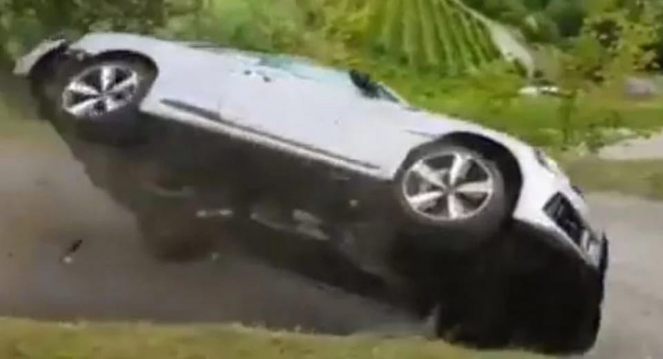 Íme egy tankönyvi példa arra, hogy bármelyik autó lehet alulkormányzott – videó