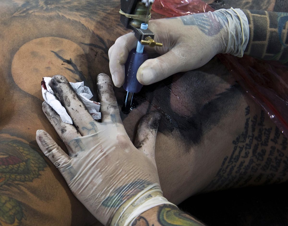 Zavarja, ha a légiutas-kísérőnek piercing van az orrában?