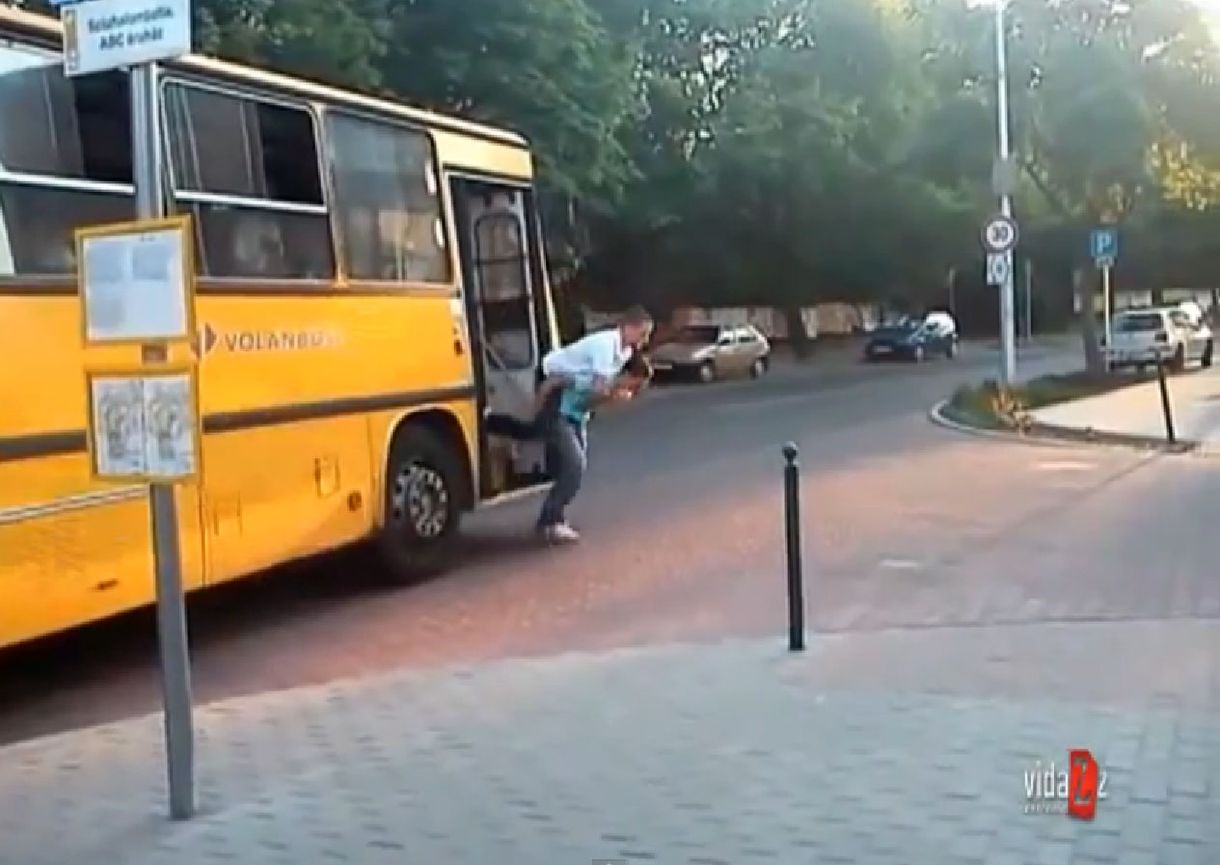 Így hergelte a buszsofőrt két fiatal Százhalombattán - videó