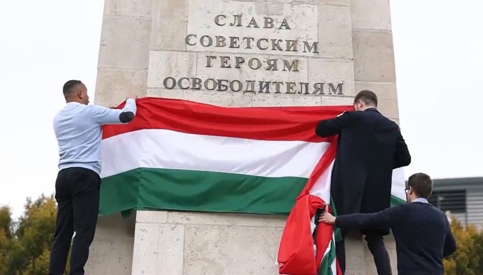 Hatalmas magyar zászlóval tekerte be a Momentum a Szabadság téri szovjet emlékművet