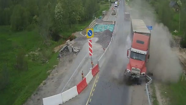 Videó: egy kis útfelbontás csak nem állít meg egy kamionost? Hát, de!