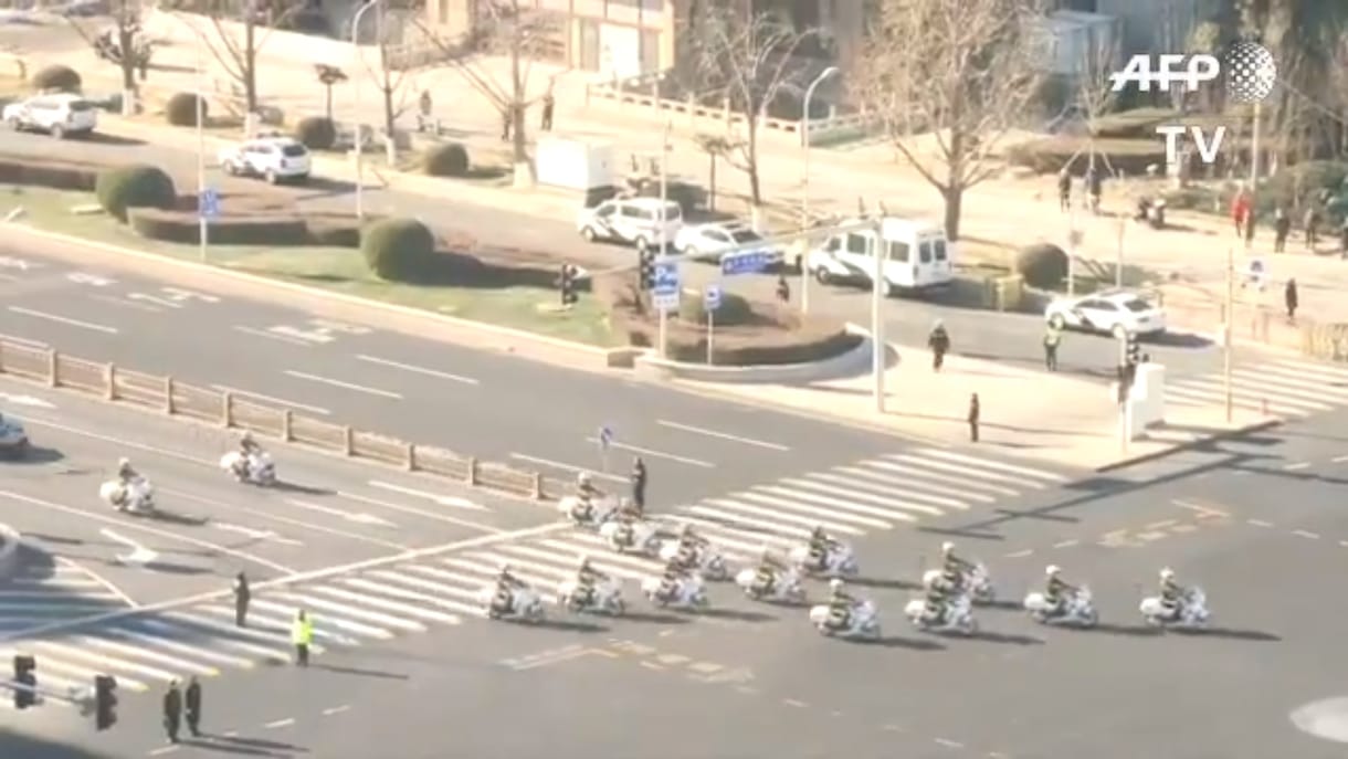 21 motorból, 6 autóból és egy különleges Merciből áll Kim Dzsongun konvoja – videó
