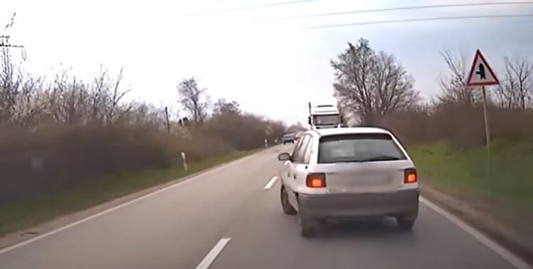 Forgalommal szemben jött a kamion, mindenki menekült előle – videó