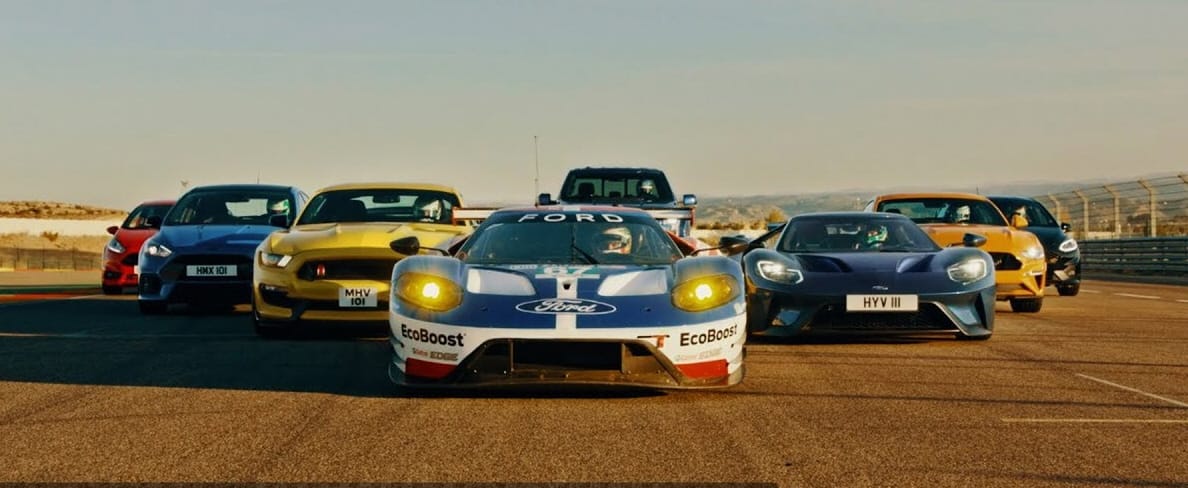 Videó: Mit kezd egymással nyolc, sportos Ford egy körön?