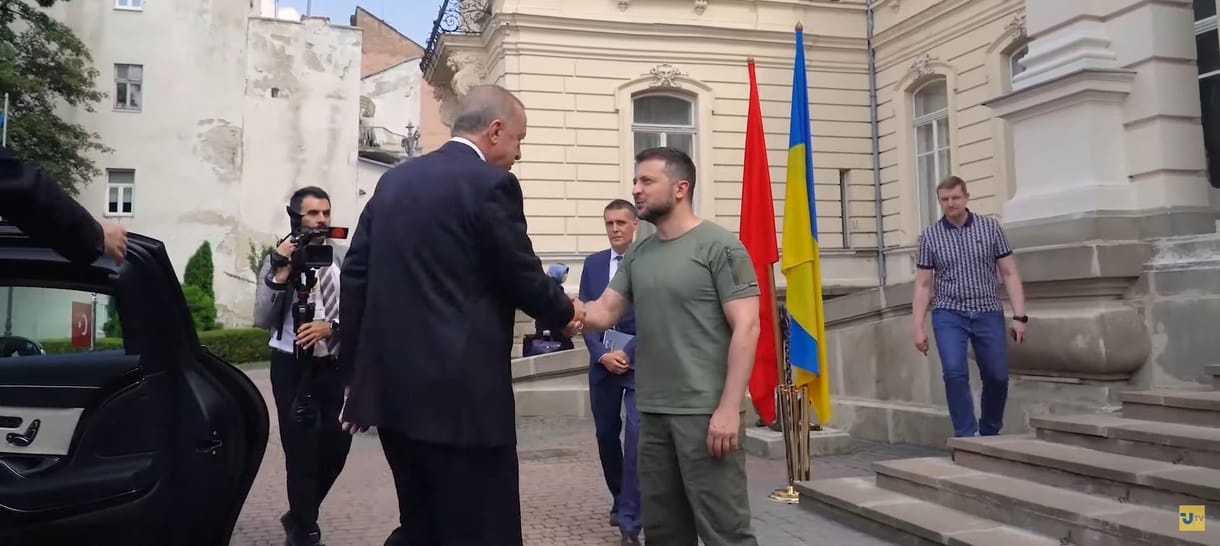 Fogolycseréről és az ukrán infrastruktúra újjáépítéséről tárgyalt Erdogan Zelenszkijvel