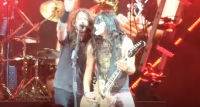 Felhívott a színpadra egy ismeretlent a Foo Fighters – a srác lenyűgözte még Dave Grohlt is (videó)