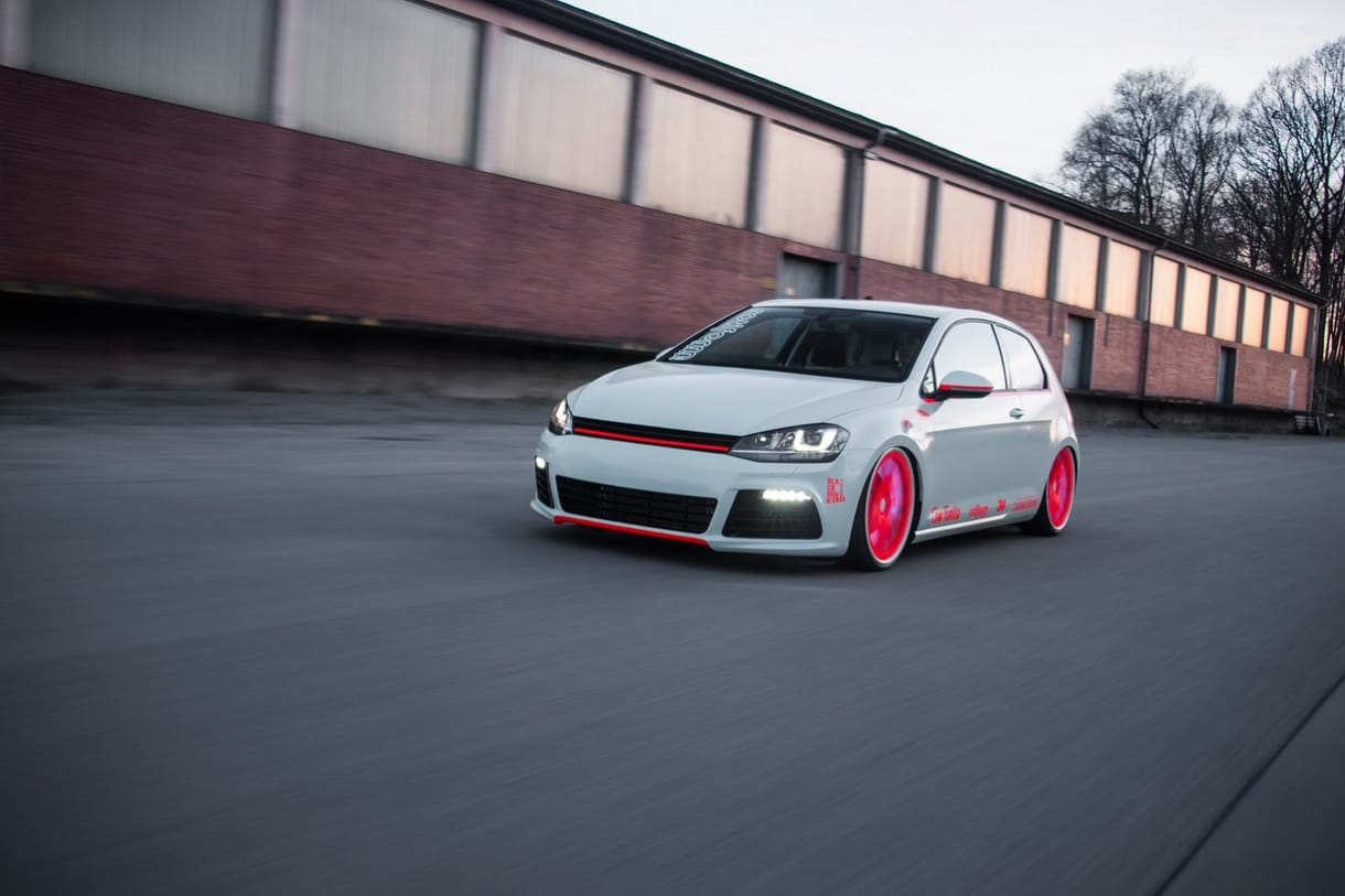 Nappal fehér, éjjel zöld: itt a színváltós VW Golf – videó