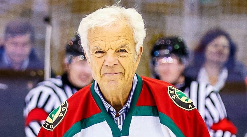 Egri János hokimezben, a jégpályán ünnepelte a 85. születésnapját