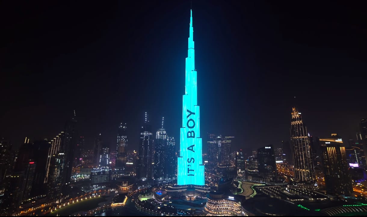 A Burdzs Kalifára vetítve tudatták a világgal gyerekük nemét a dubaji influenszerek
