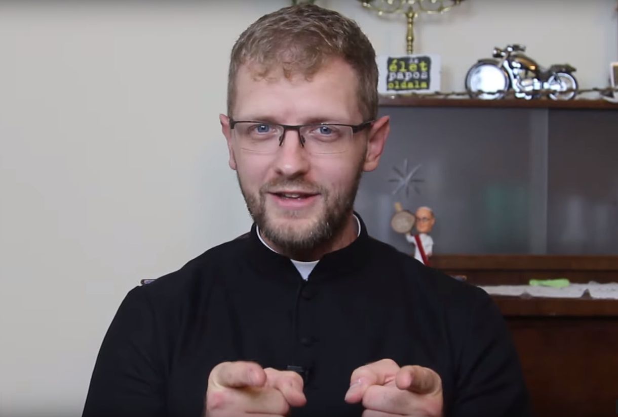 Hodász atya eltűnik a YouTube-ról, miután berendelték Esztergomba