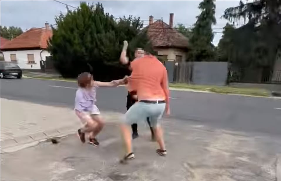 Az otthona előtt az autóját szerelő férfira támadt rá három fiatal Üllőn