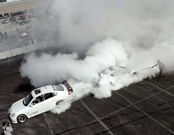 Egymáshoz láncolnak két driftautót, az eredmény, mintha felgyújtottak volna egy gumigyárat – videó