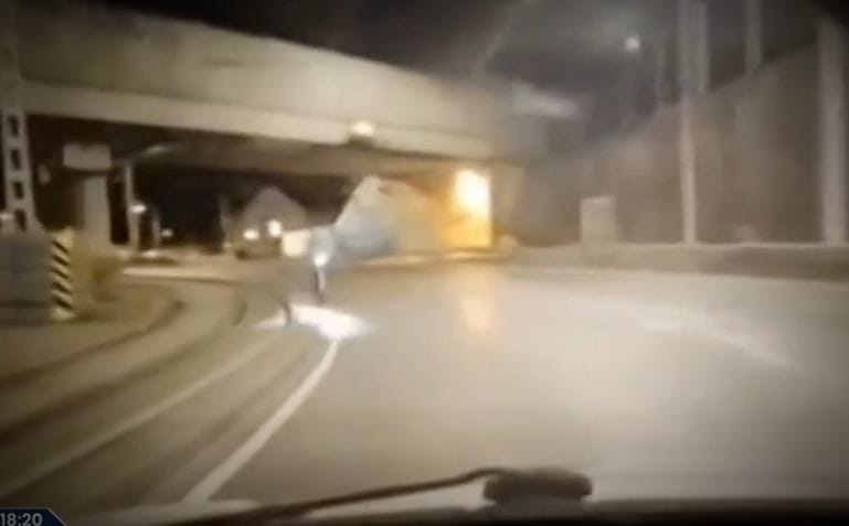 A forgalommal szemben hajtott egy rolleres a Rákóczi hídon, centiken múlt, hogy nem csapták el – videó
