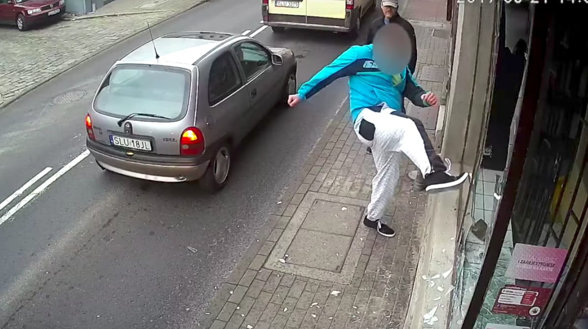 Instant karma: betörte a kirakatot, elütötte egy autó – videó