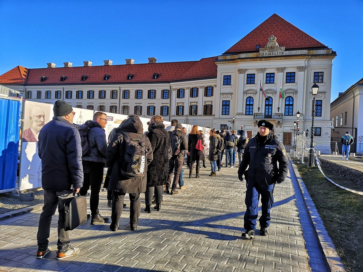 Másfél hónapja se híre, se hamva annak az építkezésnek, amiért elvileg nem lehet megközelíteni a miniszterelnök hivatalát