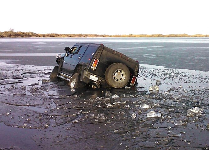 Itt az újabb jégbe szakadt Hummer