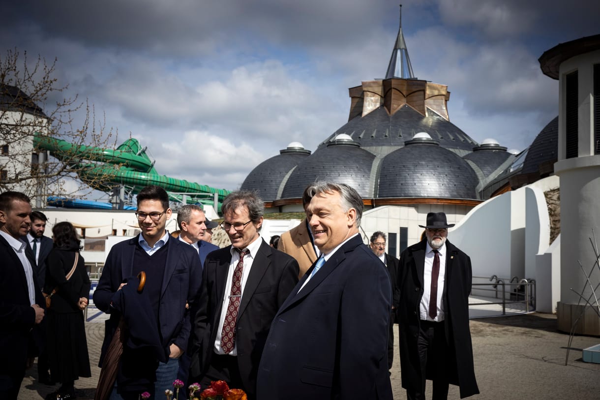 Izzik a kampány: Orbán adta át a makói Hagymatikum gyógyfürdőt