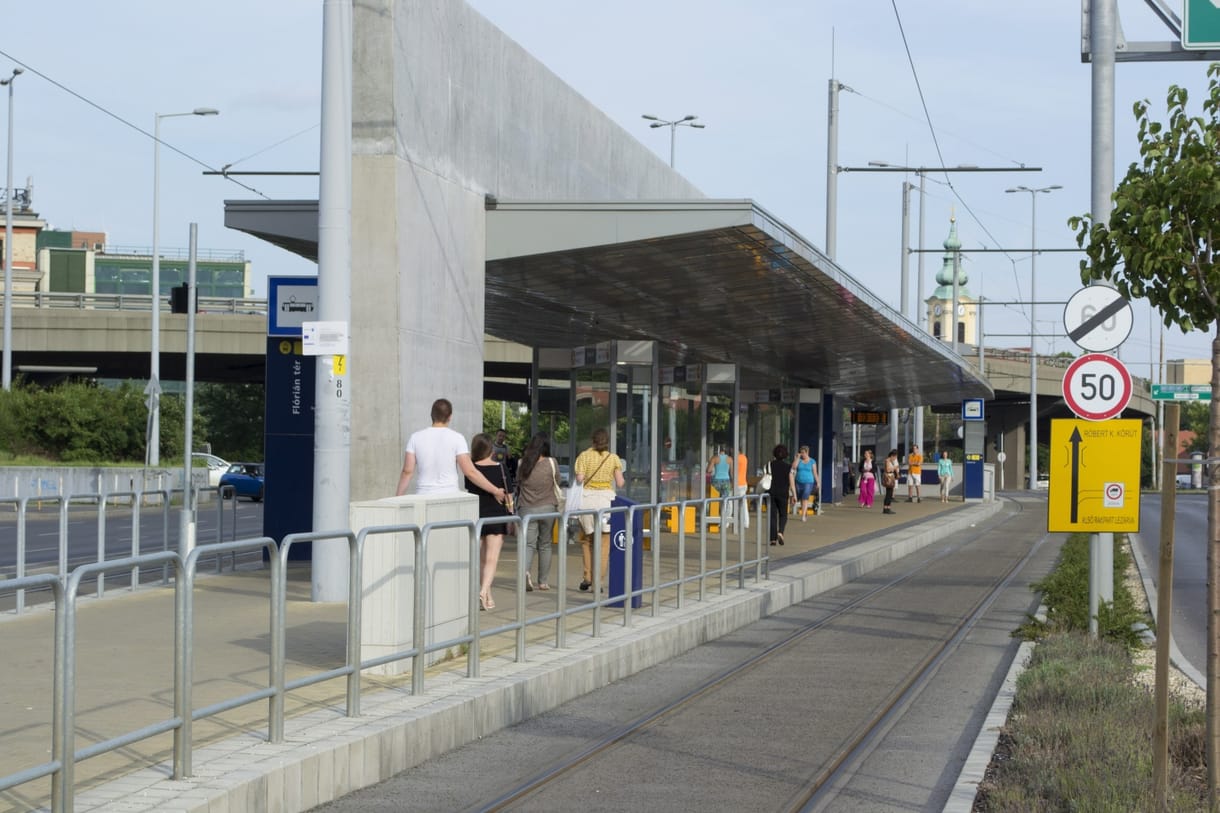 Gyorsan elszomorító állapotba kerültek az 1-es villamos felújított megállói