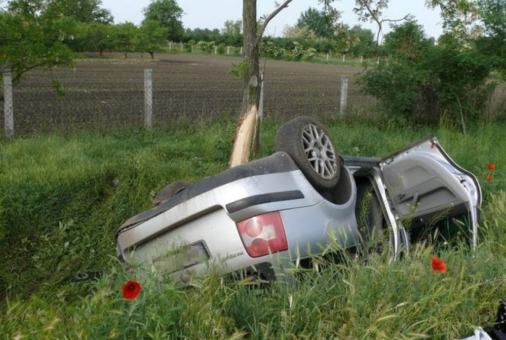 A navigációt állítgatta, az árokba hajtott egy sofőr Gyulaházánál