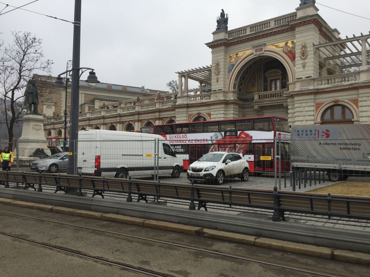 Nem volt ott semmi néznivaló: Orbánékat buszok mögé rejtették el