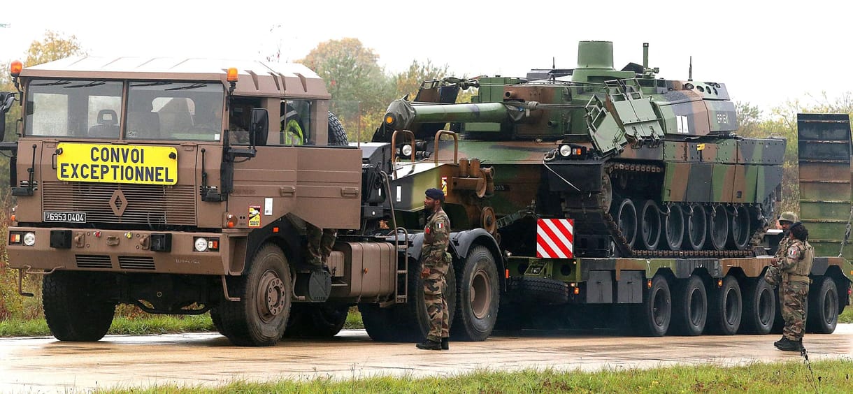 Franciaország páncélosokkal, Spanyolország repülőgépekkel erősíti a NATO romániai harccsoportját