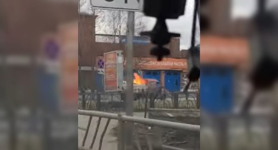 Lángoló teherautóval hajtott be a tűzoltóságra segítségért egy orosz autós