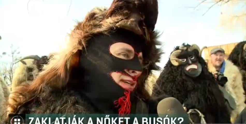 Menyecskéket tapizó busók: ez a hagyomány része?