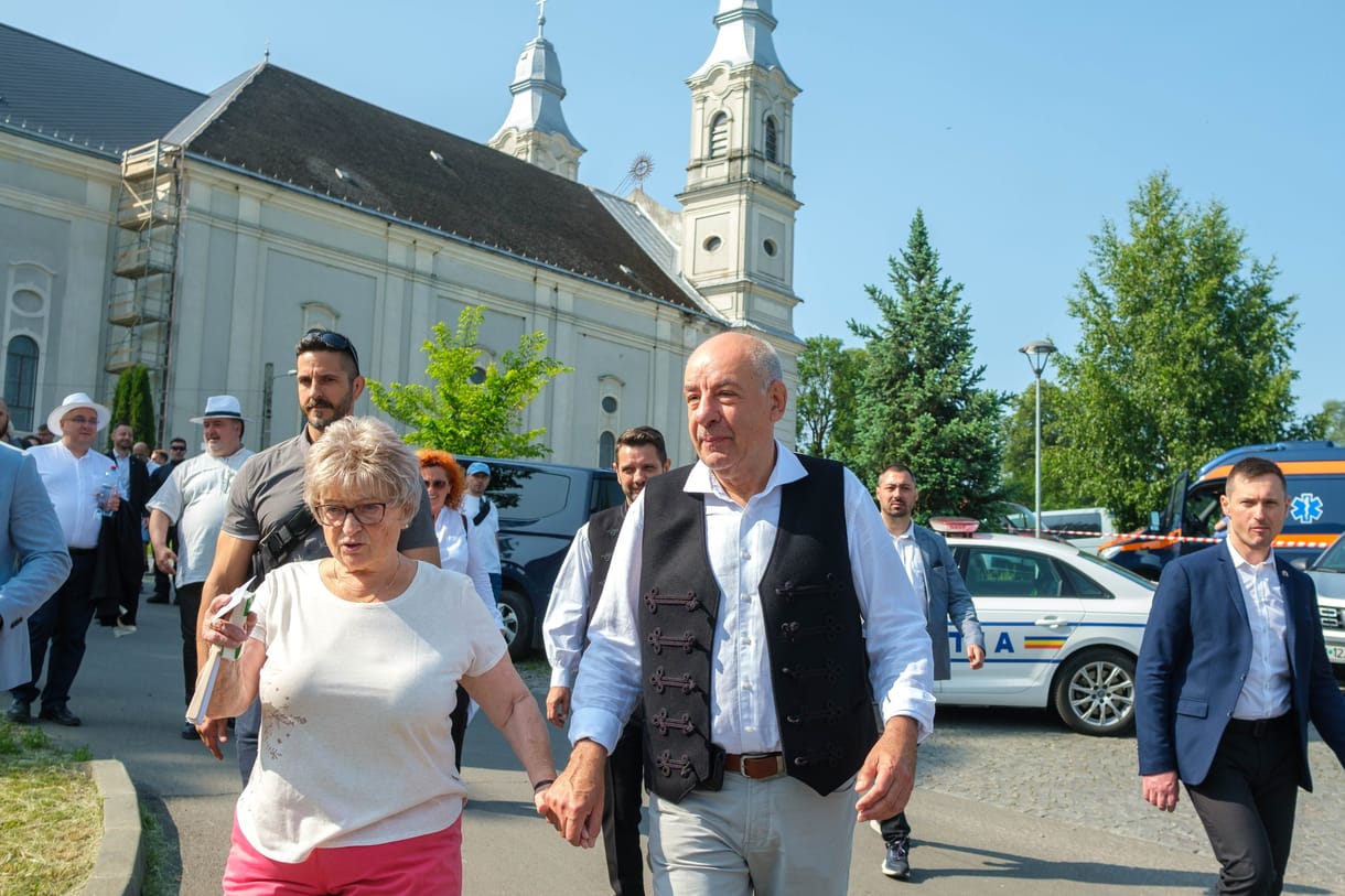 Zarándokok között tűnt fel Sulyok Tamás Csíksomlyón