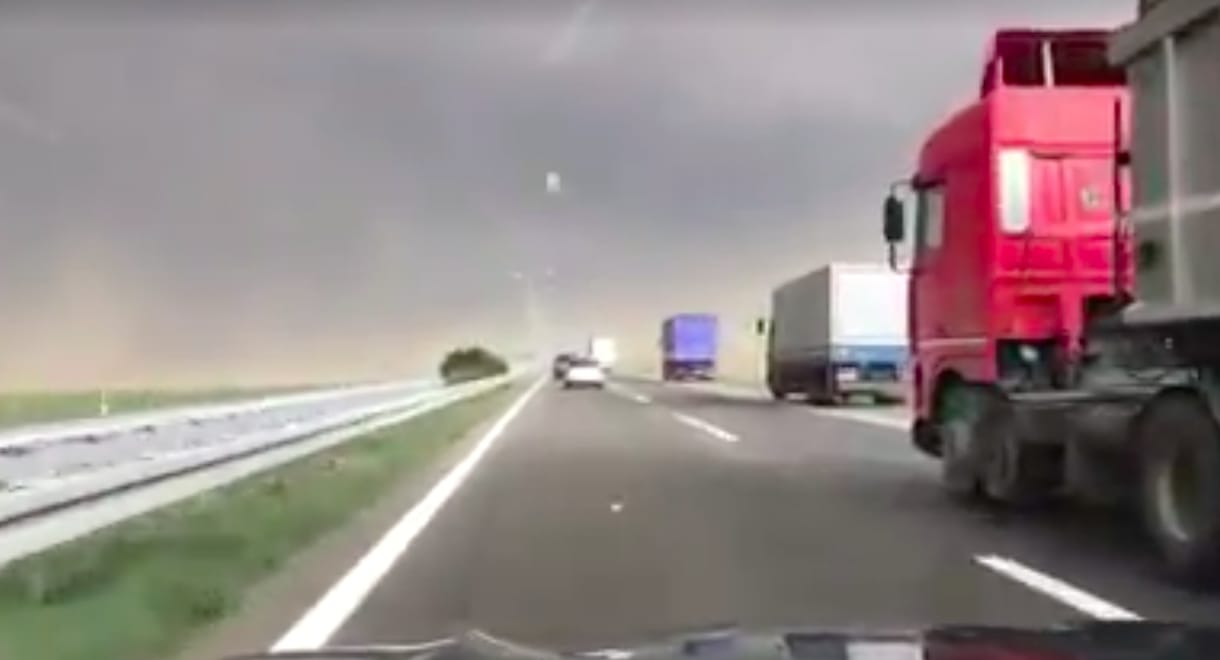 Elképesztő videó készült a vajdasági szupercelláról, ahogy lecsap az autósokra